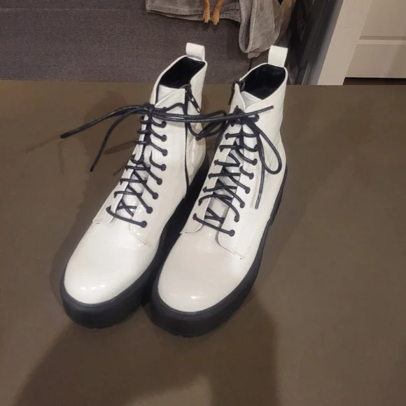NWOT Forever 21 white boots - Picture 10 of 10
